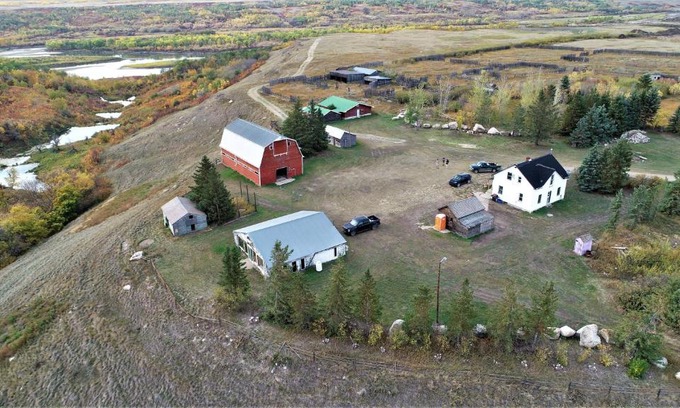 West Central Saskatchewan Casa | Character farmhouse set in beautiful countryside