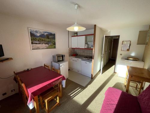 Laveissiere Apartamento | Charmant T2 cabine au pied des pistes avec balcon et commodités - FR-1-787-85