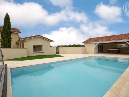 Chalain-le-Comtal Casa | Charmante Maison de Campagne avec Piscine Commune et Terrasse Privative à Chalain-le-Comtal - FR-1-496-236