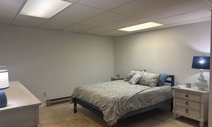 Hickory Condominio | Charming 1-bedroom Studio in wonderful Northwest Hickory!