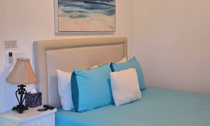 Inwood Casa | Charming 1-bedroom guesthouse with pool view WiFi and AC in Winter Haven