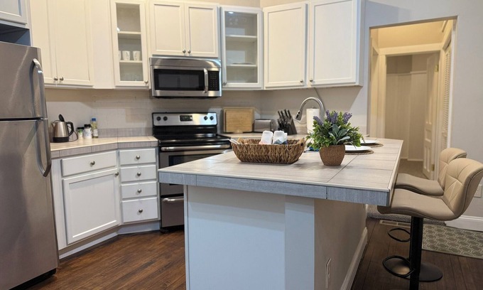 Albany Apartamento | Charming 1BR Albany retreat w/ parking & full kitchen, near MVP Arena, Washington Park & dining