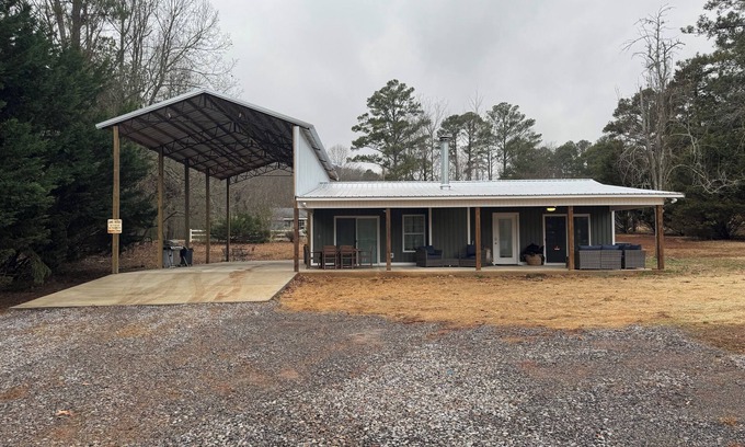 Guntersville Cabina | Charming 2-bed 2-bath cabin with views of Lake Guntersville from every room.