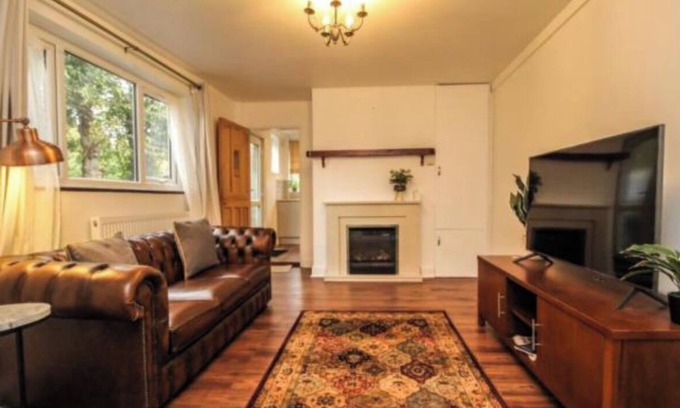 Brentwood Casa | Charming 2 Bed Brentwood Victorian Conversion Flat with a garden & Free Parking