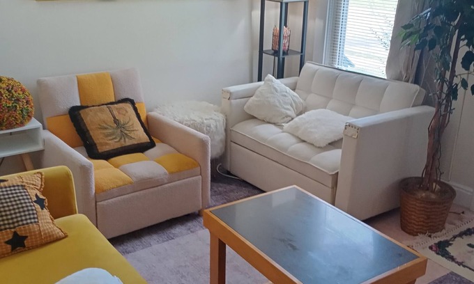 Clairton Casa | Charming 2-bedroom building with fitness room and AC in Clairton