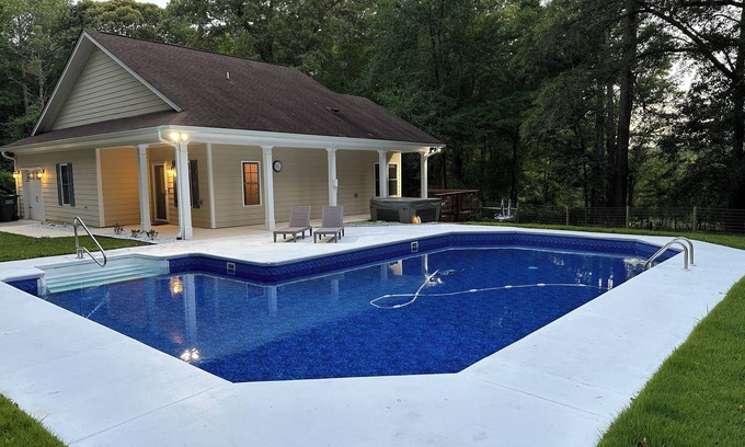 Loganville Cabaña | Charming 2-bedroom Cottage in lovely Loganville with Private Pool and Hot Tub