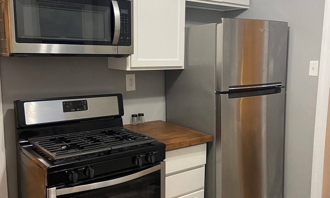 University District Cabaña | Charming 2-bedroom cottage with AC in Memphis - WiFi included