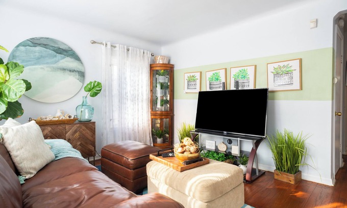 Detroit Casa | Charming 2-bedroom house in cool Detroit in the eara of 8 livernois