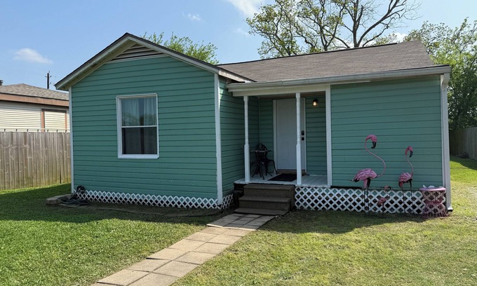 Hitchcock Casa | Charming 2-bedroom pet-friendly house with fenced yard minutes from Galveston!