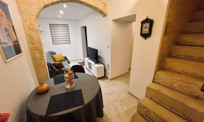 Zabbar Cabaña | Charming 200 year old cottage with yard