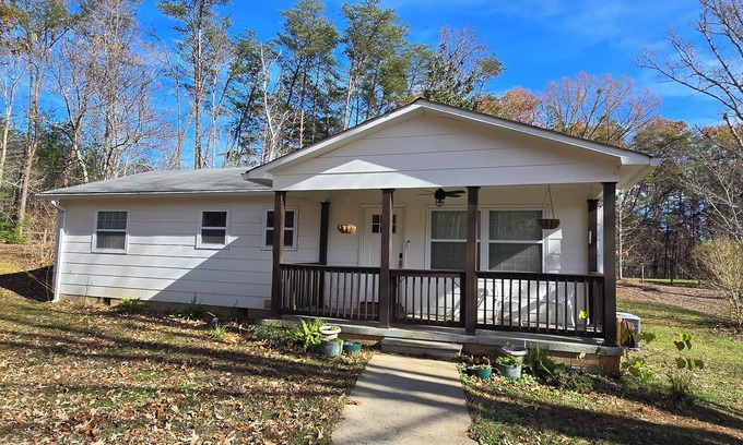 Mineral Bluff Cabaña | Charming 3-bedroom pet-friendly cottage with fenced-in yard in Blue Ridge Mtns