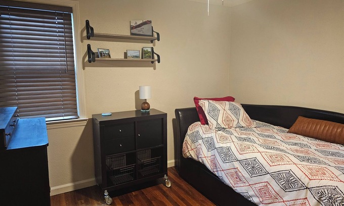 Muskegon Cabaña | Charming 3-bedroom cottage in pleasant Norton Shores with WiFi, AC