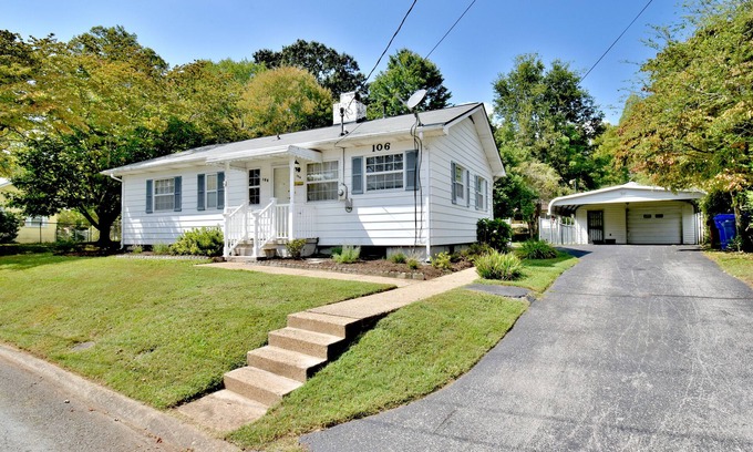 Oak Ridge Casa | Charming 3 Bedroom house with detached garage.