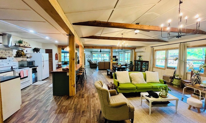 Jones Casa | Charming 3-bedroom house in the country with all the amenities of home.