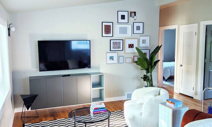 Pontiac Casa | Charming 3-bedroom house with WiFi, fitness room in Pontiac