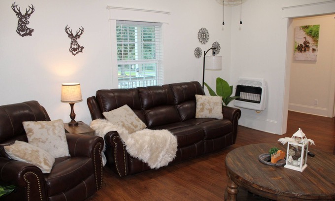 Wakefield Casa | Charming 3-bedroom home in Centreville, MS on beautiful and peaceful landscape.