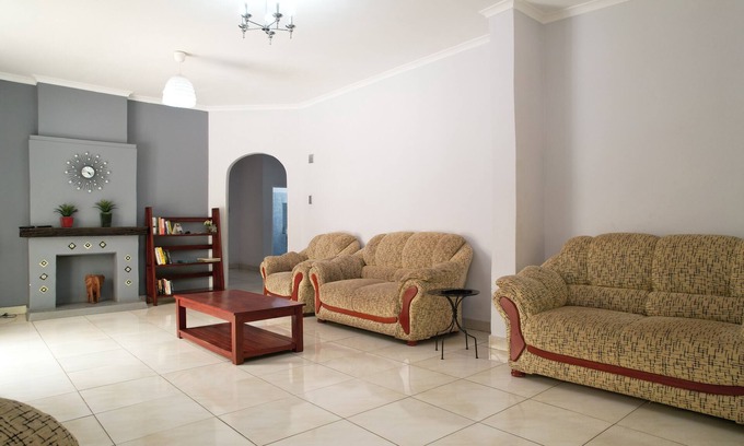 Livingstone Complejo | Charming 3-bedroom resort with Garden, swimming pool, WiFi, AC in Livingstone