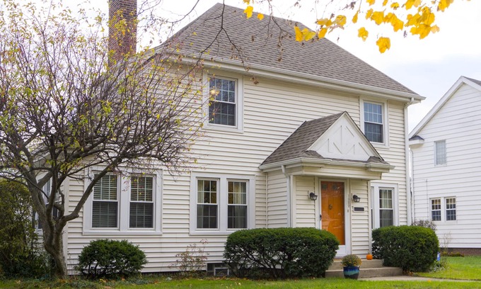 South Bend Casa | Encantadora casa de 3 habitaciones con jacuzzi - ¡A 2 millas del campus de Notre Dame!
