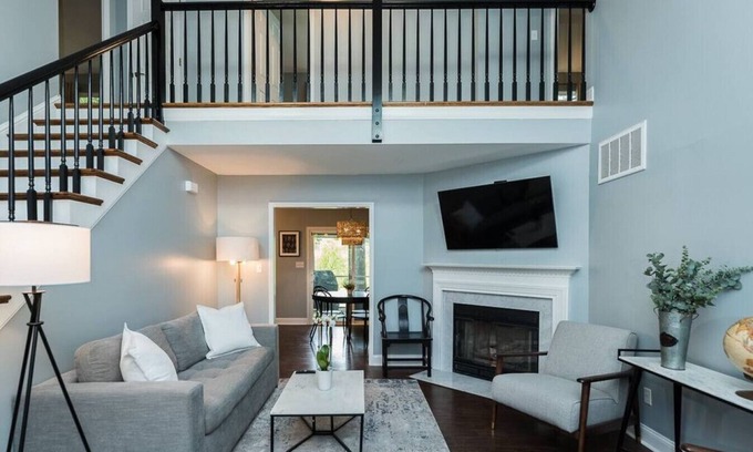 Chapel Hill Casa | Charming 4 bed home with water views-mins to UNC