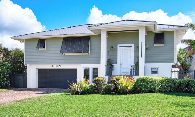 Isles of Capri Casa | Charming 4 bedroom, Pool, Dock, Bay View on Isles Of Capri, Naples Marco Island