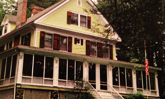 Cresco Casa | Charming 7-bedroom Victorian Manor House with AC, WiFi in beautiful Canadensis