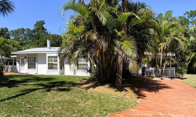 Whitney Beach Cabaña | Charming Bayside 1BR Cottage