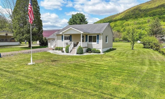 Benton Casa | Cozy Cottage Bed & Breakfast Getaway!