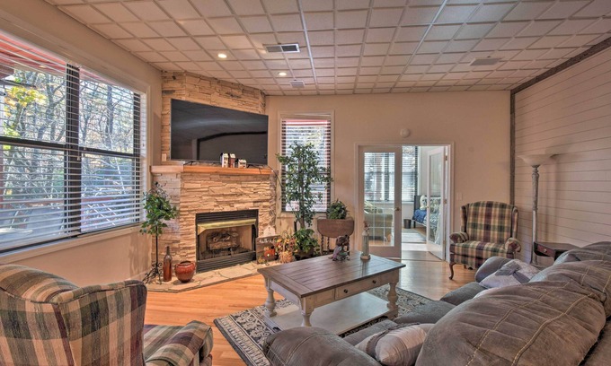 Tate Apartamento | Charming Bent Tree Home w/ Wraparound Deck!