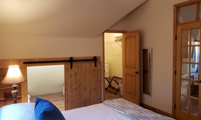 Lyons Apartamento | ¡Nuevo listado! Carro exclusivo para viajes de trabajo o placer.