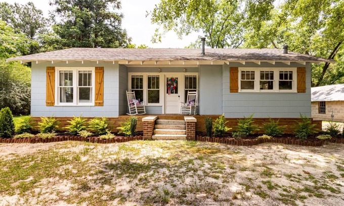 Stone County Cabaña | Charming Cottage + Barn-Sleeps 6-by Flint Creek🎣🛶🌿