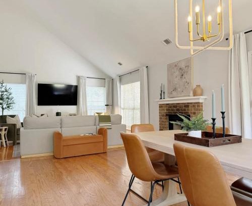 Savannah Casa | Charming Cottage for Family and Dogs near Beach & City