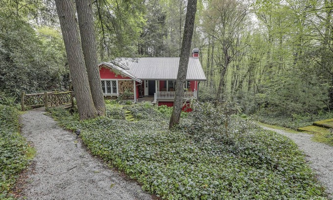 Highlands Cabaña | Encantadora casa de campo cerca de Mirror Lake y el centro de Highlands. Nuevo aire acondicionado central!