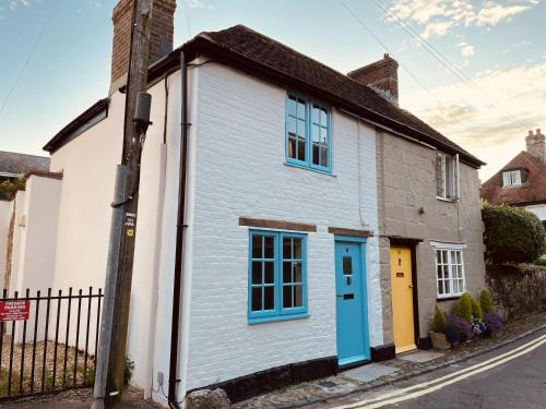 Shaftesbury Casa | Charming Cottage Sleeps 4 with Sauna