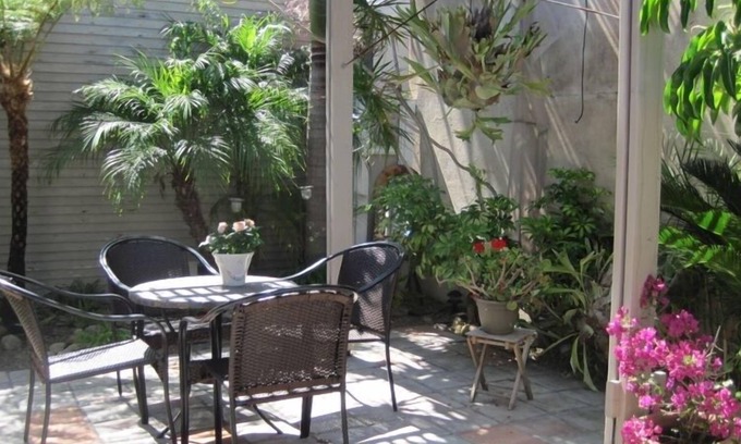 North Park Cabaña | Cottage con Encanto W / Garden es refugio idílico en el ambiente urbano