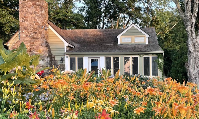 Newtown Cabaña | Charming Country Cottage w pool and pickleball court