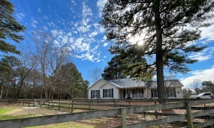 West End Otro | Charming country farm with animals