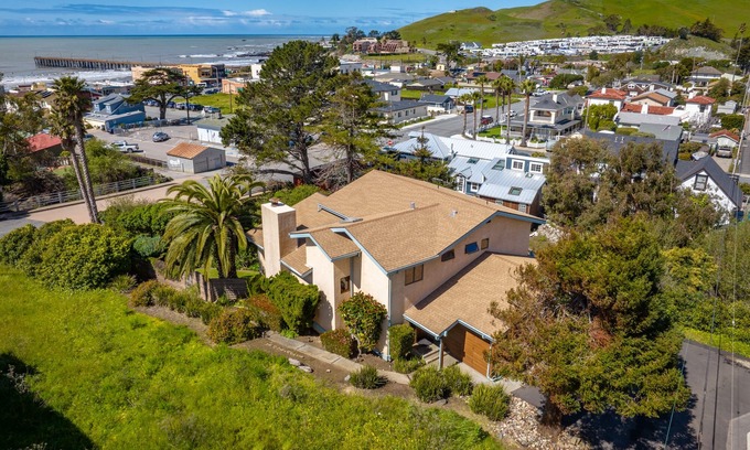 Cayucos Casa | Encantadora casa Creekside! A dos cuadras de la playa! 5 habitaciones completas, capacidad para 12!