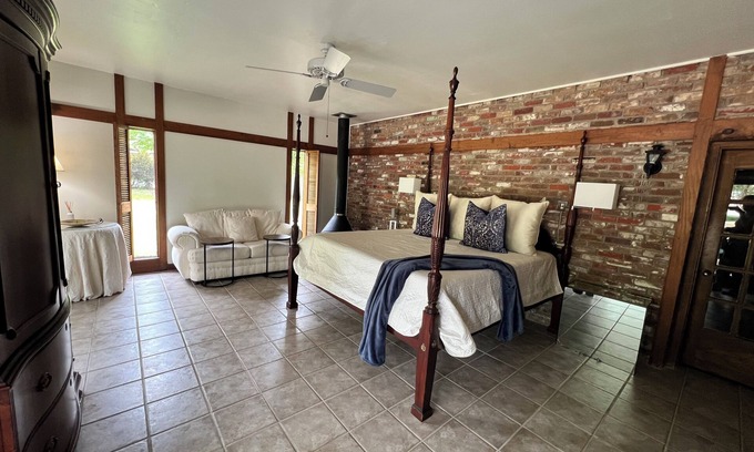 Greenville Cabaña | Charming Delta cottage in serene, safe, pedestrian friendly neighborhood