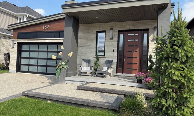 Township of Woolwich Casa | Charming Executive Bungalow with Hot Tub, close to St. Jacobs