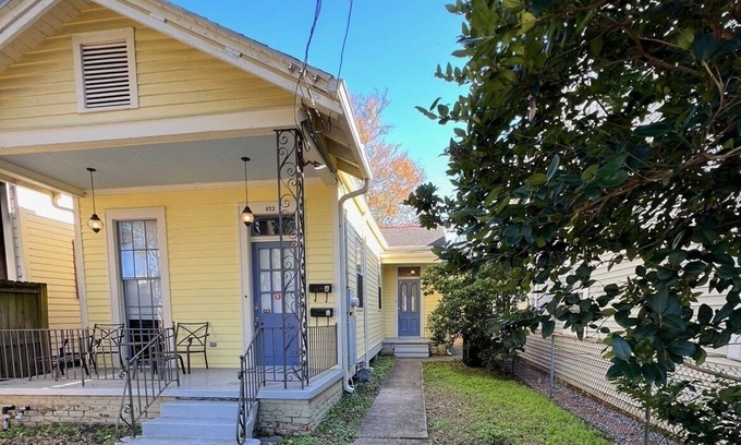 East Riverside Apartamento | Charming Garden Apartment in the Heart of Uptown