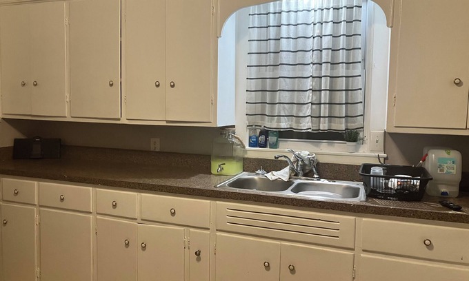 Glens Falls Apartamento | Charming Ground floor 2-bedroom apartment with WiFi, AC in tranquil Glens Falls