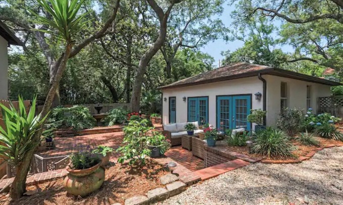 East Pensacola Heights Cabaña | Charming Guest House at Live Oaks on the Bayou
