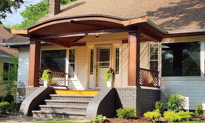 Cleveland Casa | Charming Historic Retreat Fenced Yard