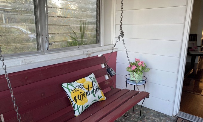 Polk City Cabaña | Charming Historic Cottage with Cozy Porch and Garden Retreat
