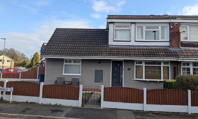 Leigh Casa | Charming Home Office x2 Living Rooms Driveway Parking