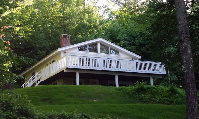 Elkins Casa | Encantadora casa frente al prístino Pleasant Lake, New London