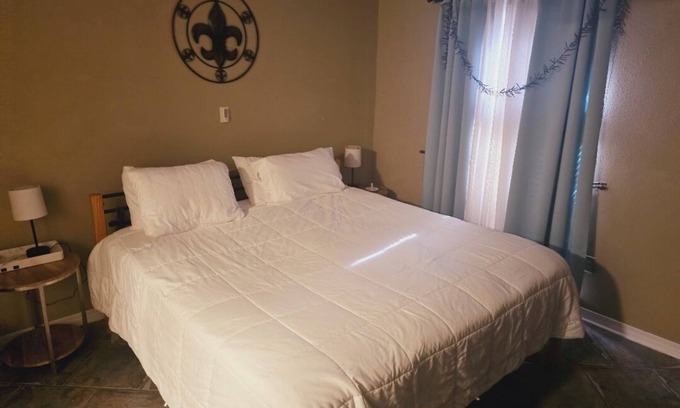 Metairie Casa | Charming home in a very safe area! Walk to the Lake and short drive to NOLA