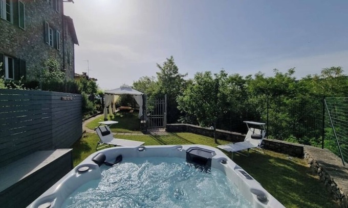 Coreglia Antelminelli Casa | Charming Oasis in Tuscany: Historic Spaces with Private Jacuzzi