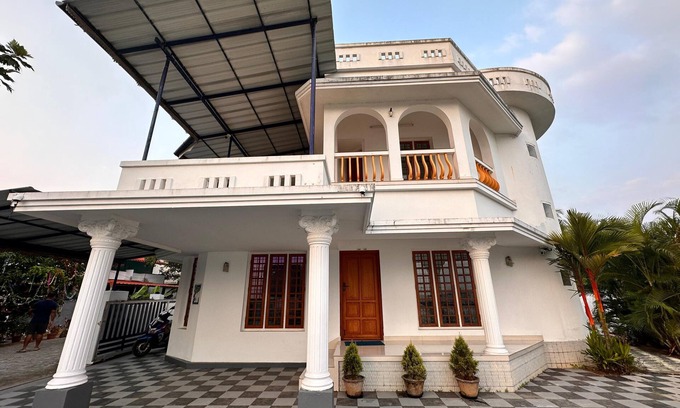 North Paravur Villa | Charming Lake/River front 3 BHK VILLA for DAILY RENT in Cochin,ERNAKULAM