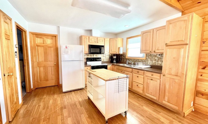 Gordon Cabina | Charming lakefront cabin in tranquil Gordon/Wascott. Pet Friendly.